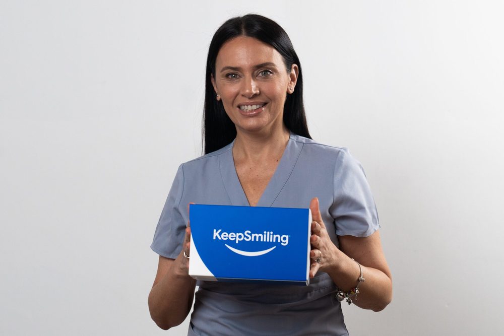 Ortodoncista con la caja de alineadores KeepSmiling